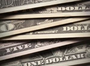 dolar-recua-com-alivio-em-treasuries-longos-e-de-olho-em-dados-dos-eua