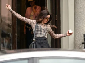 anne-hathaway-leva-tombo-em-set-de-‘o-diabo-veste-prada-2’-e-reage-com-bom-humor