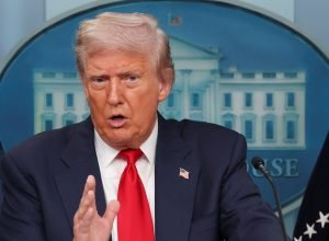 trump-“nao-esta-feliz”,-mas-“nao-esta-surpreso”-com-ataque-da-russia-a-kiev