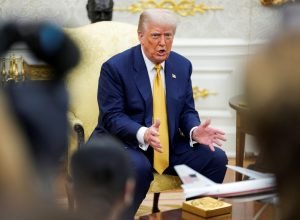 trump-assina-ordem-para-encerrar-negociacao-coletiva-em-orgaos-do-governo
