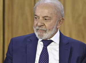 homem-que-se-respeita-nao-rasteja-para-outro,-diz-lula-sobre-nao-ligar-para-trump