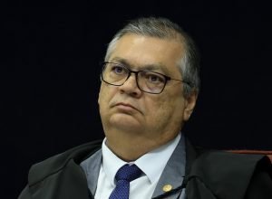 mulher-tenta-agredir-dino-durante-voo,-diz-assessoria
