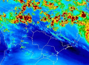 inmet-emite-alerta-laranja-de-perigo-para-ventos-costeiros-no-litoral-do-brasil