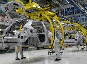 producao-industrial-recua-0,2%-em-julho-e-acumula-efeitos-do-juro-alto