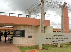 rj-tera-sistema-para-bloquear-sinais-de-celular-e-drones-em-presidios