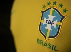 analise:-lula-quer-resgatar-patriotismo-em-campanha-com-camiseta-da-selecao