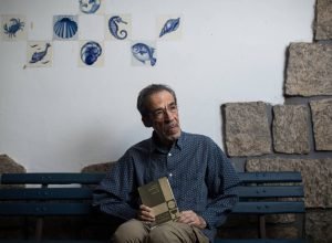 alice-santanna-e-laura-liuzzi-lancam-plaquete-em-homenagem-a-armando-freitas-filho