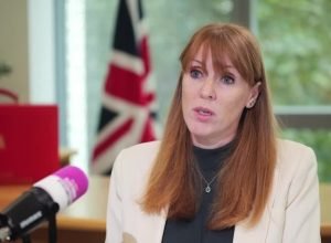 vice-do-reino-unido-renuncia-apos-escandalo-sobre-compra-de-apartamento