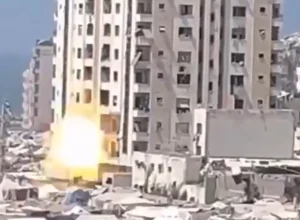 veja-o-momento-em-que-um-edificio-em-gaza-colapsa-apos-ataque-israelense