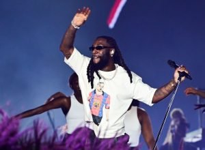 no-the-town,-burna-boy-usa-camiseta-com-caricatura-de-jogador-brasileiro