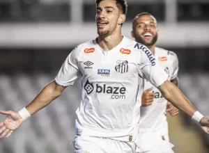 ex-santos-da-chute-no-portao-e-ataca-cameras-da-casa-da-namorada;-video