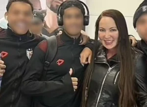 jogadores-do-atletico-go-sao-dispensados-apos-foto-com-atriz-porno