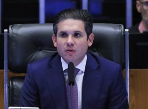 plateia-no-desfile-de-7-de-setembro-em-brasilia-canta-‘sem-anistia’-diante-de-presidente-da-camara