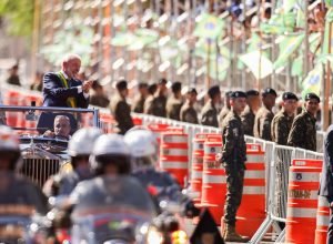 lula-e-ministros-acompanham-desfile;-publico-entoa-“sem-anistia”