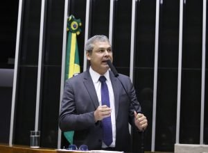 lider-do-pt-critica-postura-de-tarcisio-em-ato-na-paulista-sobre-anistia