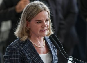 gleisi-diz-que-tarcisio-foi-a-ato-defender-impunidade-e-traidores