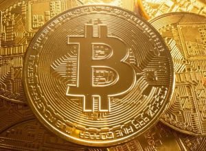 bitcoin-cai-com-tensao-geopolitica,-enquanto-espera-inflacao-dos-eua