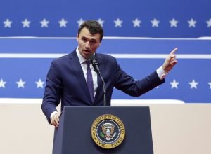 influenciador-trumpista-charlie-kirk-e-baleado-em-evento-nos-eua,-diz-fonte