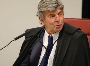 fux-defende-delacao-de-cid,-mas-pede-suspensao-de-acao-contra-ramagem