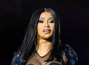 cardi-b-tem-dia-de-camelo-e-vende-seu-novo-disco-em-metro-de-nova-york