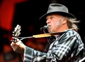 neil-young-e-alvo-de-processo-por-nome-da-banda-chrome-hearts