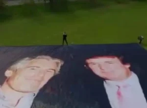 foto-gigante-de-trump-e-epstein-e-exposta-em-windsor