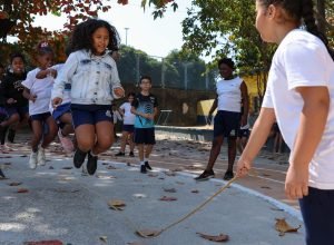 sem-celulares,-desempenho-escolar-e-socializacao-melhoram-no-rio