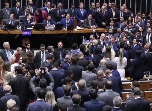 camara-aprova-urgencia-para-projeto-que-concede-anistia-aos-golpistas