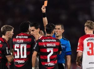 gol-relampago,-expulsao-polemica:-os-lances-de-flamengo-2-x-1-estudiantes