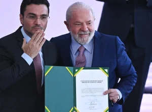 ministro-do-turismo-abandona-governo-apos-ultimato-do-partido