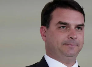 flavio-bolsonaro-critica-articulacao-contra-anistia-e-diz-que-pec-da-blindagem-e-sobrevivencia