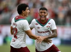 fluminense-bate-o-vitoria-e-volta-a-vencer-no-brasileirao-apos-um-mes