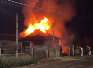 incendio-deixa-casa-de-madeira-completamente-destruida-em-rolandia