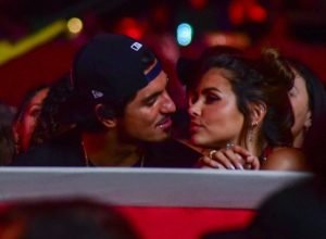 gabriel-medina-e-namorada-trocam-beijao-em-show-de-jorge-&-mateus;-veja