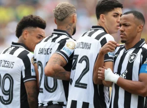 botafogo-supera-metade-do-jogo-com-um-a-menos-e-vence-atletico-mg-em-casa