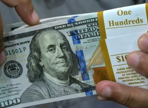 dolar-fecha-em-alta-e-bolsa-cai-com-mercado-atento-a-falas-de-haddad-e-agenda-da-semana