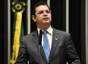 lider-do-pl-na-camara-admite-mudanca-de-cenario-para-anistia-com-com-novas-sancoes-dos-eua