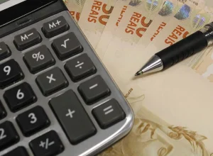 taxas-de-juros-tem-vies-de-alta-com-dolar-apos-queda-na-vespera