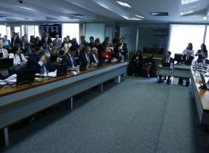 apos-protestos-pelo-pais,-pec-da-blindagem-e-barrada-na-ccj-do-senado