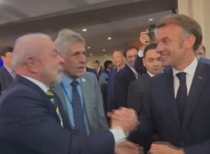 video:-macron-chama-lula-de-guerreiro-durante-breve-encontro-em-nova-york