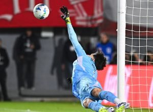 rossi-brilha-nos-penaltis-e-garante-classificacao-do-flamengo