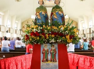 festa-de-cosme-e-damiao-e-celebrada-por-diferentes-religioes