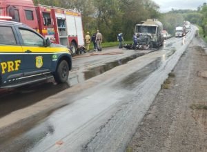 quatro-pessoas-morrem-apos-colisao-entre-carro-e-caminhao-no-rs
