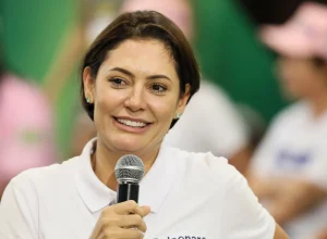 michelle-defende-candidatura-de-bolsonaro-e-diz-nao-querer-ser-presidente