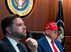 governo-trump-promete-mais-indiciamentos-apos-acusacao-de-ex-diretor-do-fbi