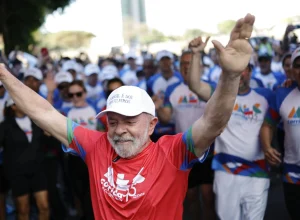 lula-corre-em-publico,-faz-provocacao-a-bolsonaro-e-fala-em-soberania-apos-aceno-de-trump