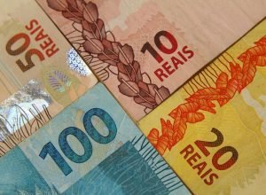 endividamento-das-familias-cai-a-48,6%-em-julho,-diz-bc