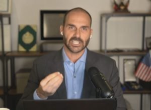 voo-solo-de-eduardo-bolsonaro-nas-eleicoes-de-2026-preocupa-direita