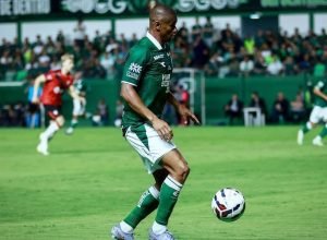 serie-b:-goias-empata-com-atletico-go-e-perde-chance-de-voltar-a-lideranca