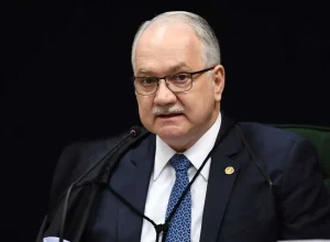 fachin-adia-por-30-dias-votacao-de-vinculo-entre-motoristas-e-apps